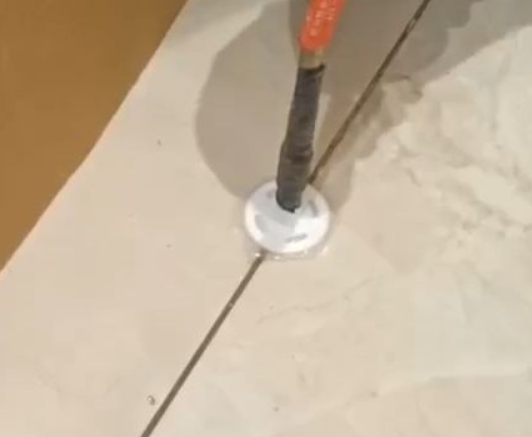 太平瓷砖空鼓维修公司专业解答瓷砖在铺贴过程中，如果没有涂抹均匀到位的粘结材料（如水泥砂浆或瓷砖胶），可能会导致以下问题